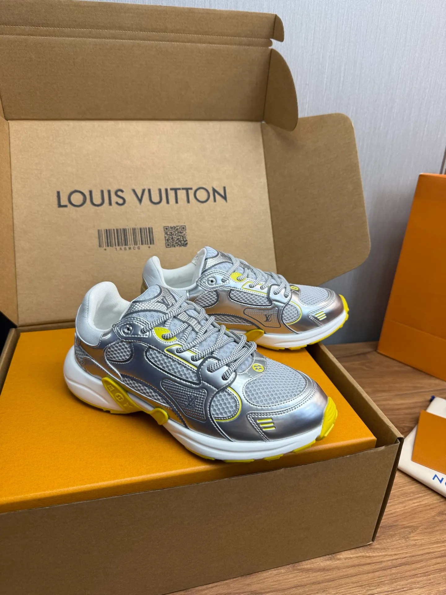 Men's shoes 💰600💰 🌈LV | Louis Vuitton 2025𝐬𝐬 🧡💚2025 spring and summer new style top version‼ ️The original version is the same. The counter specializes in the latest casual shoes. Hard goods are new🆕 🔥🔥🔥Top version: Couple model LV Louis Vuitton L House Donkey brand The latest Olympia series Couple model Silver Horn King Casual sneakers Running shoes This LV Olympia sneaker combines mesh fabric and metallic synthetic leather and other technical fabrics to reinterpret the classic running shoe design with a neat and simple design. Lightweight EVA outsole provides a stretchy fit. Rich details such as Monogram embossing and LV letters establish recognition. Exquisite packaging at the delivery counter 🛍📦 ▪️Fabrics: Original imported technical fabric + mesh ▪️Inner lining: Original customized breathable mesh ▪️Sole: Original molded rubber foam material ▪️Sole thickness: 3.5CM ▪️Size: 35--45 (customized for women 40 and men 45)